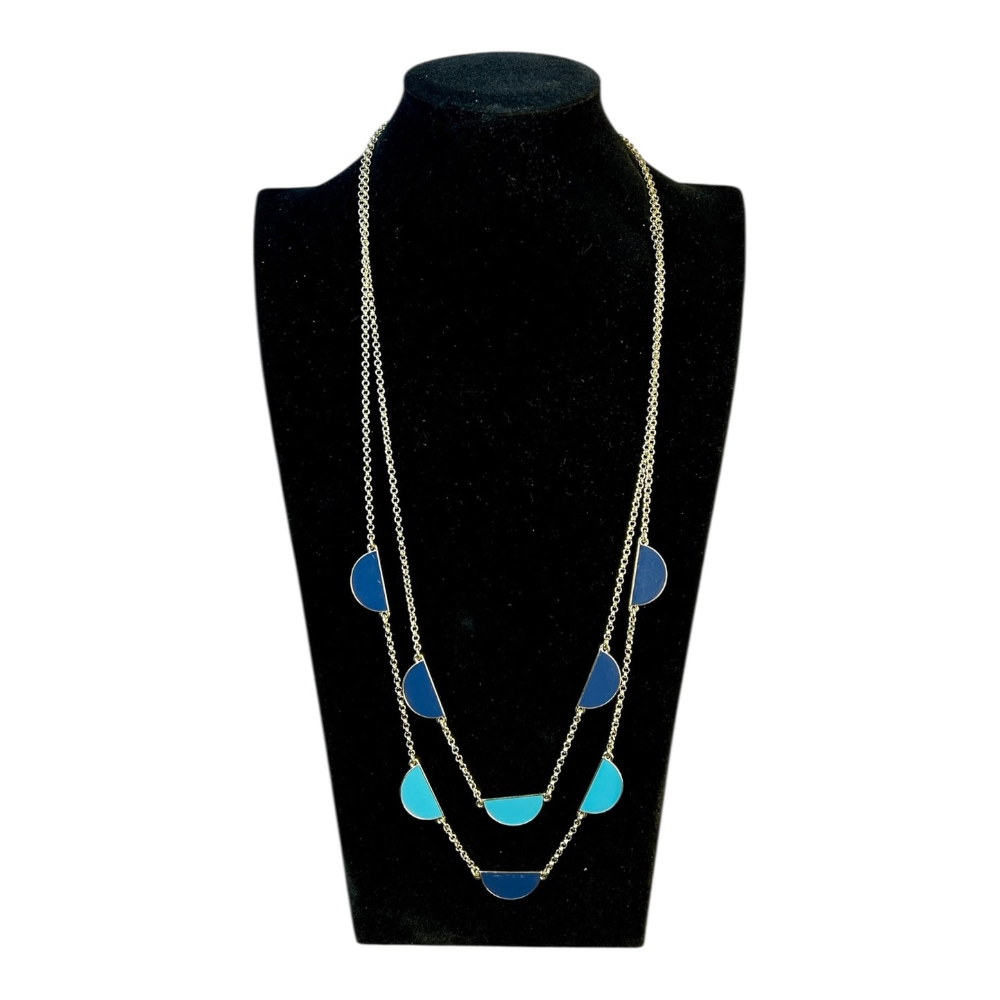 Collar geométrico en tonos azulados