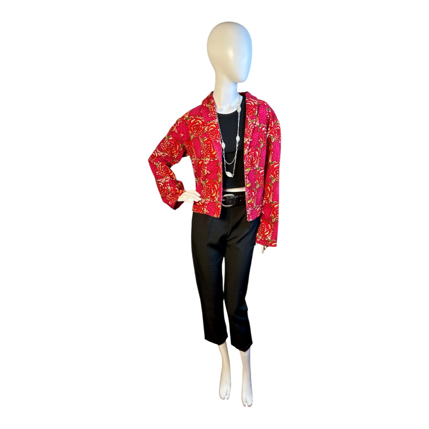 Chaqueta Corta Fucsia con Estampado Floral Rojo - Luna Indomita