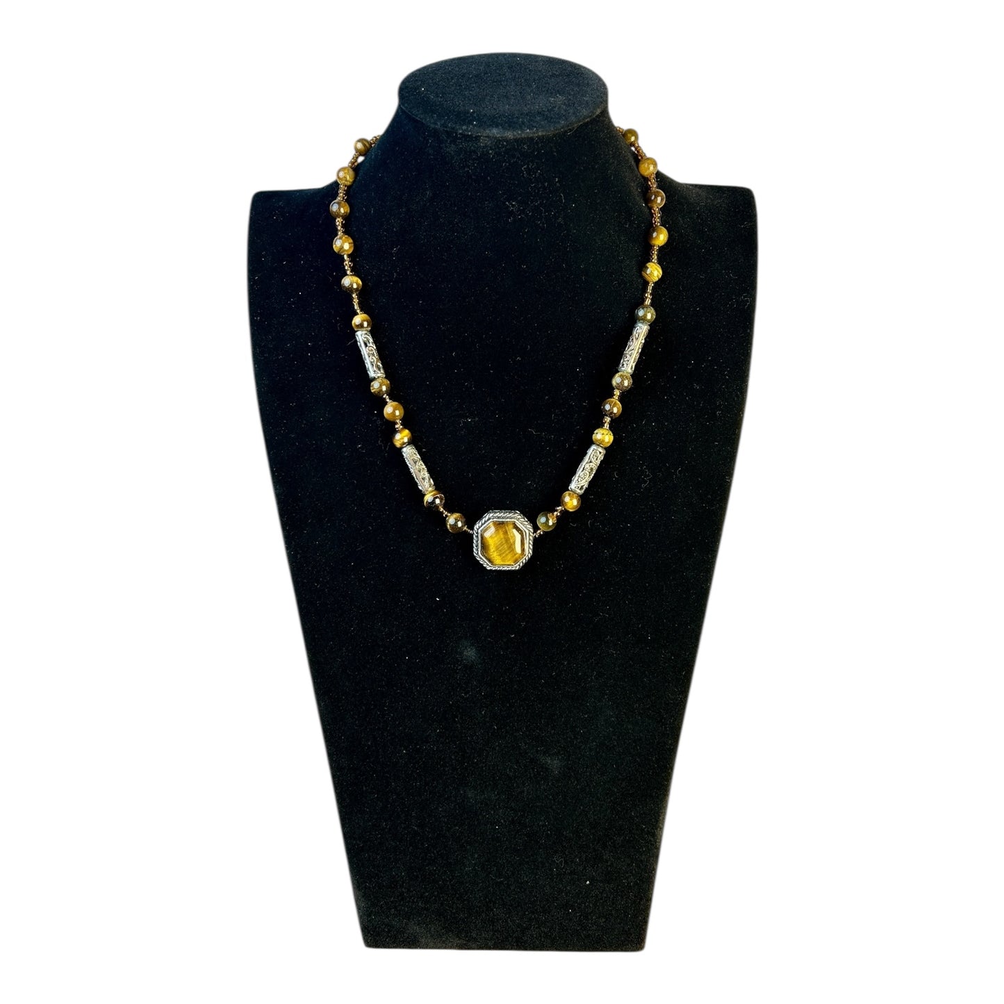 Collar con piedra ámbar