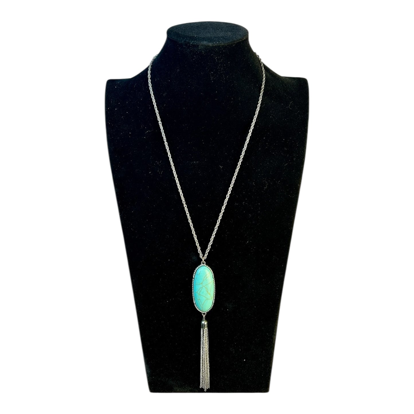 Collar largo con piedra ovalada y borla plateada