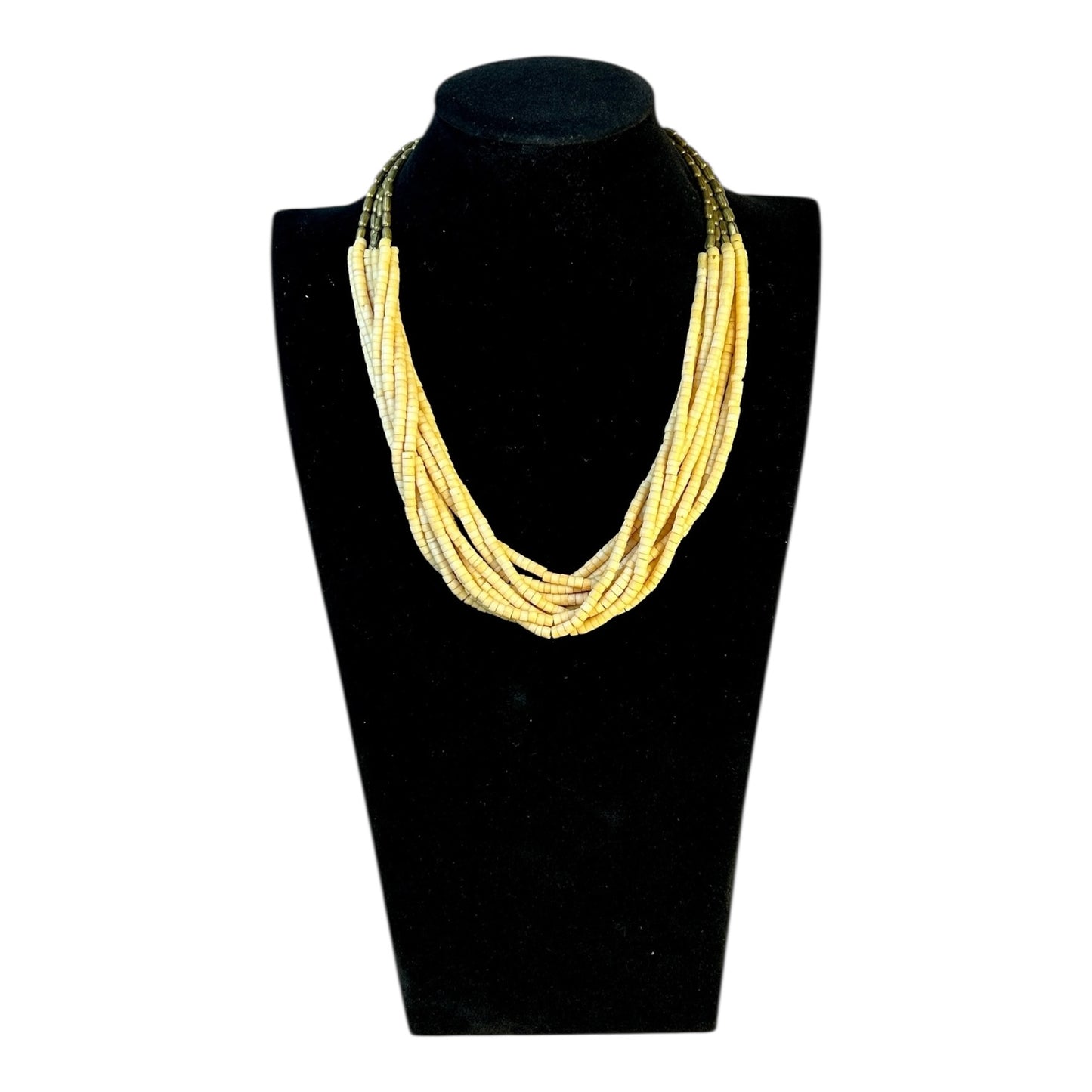 Collar multihilo en tonos tierra y dorado suave