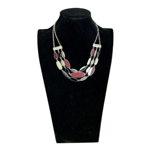 Collar triple de piedras en vino, gris y plateado