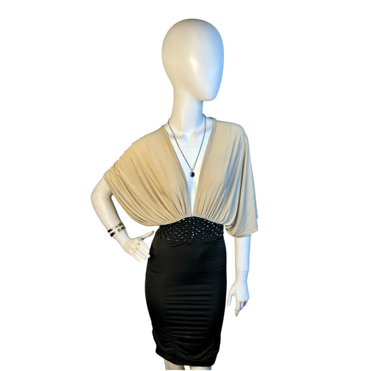 Vestido Bicolor con Escote Profundo y Detalles en la Cintura - Luna Indomita