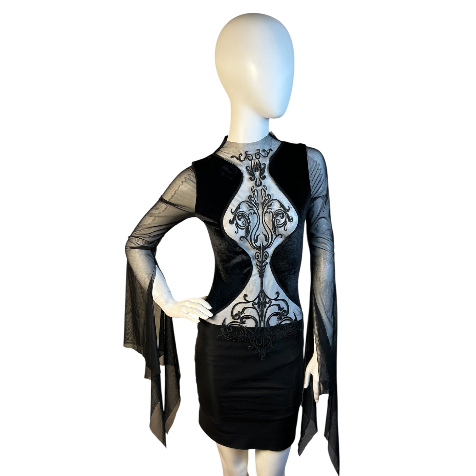 Polera Negra con Transparencias y Bordado Barroco - Luna Indomita