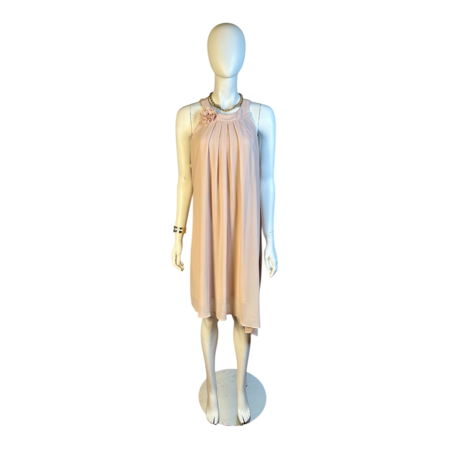 Vestido Rosa Palo con Detalle Floral en el Cuello