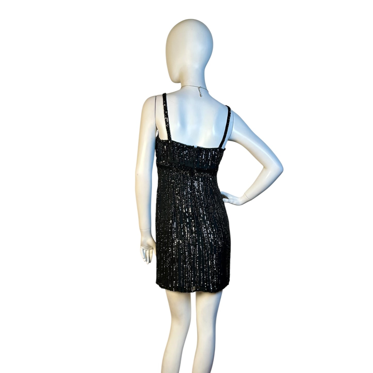 Vestido Corto Negro con Lentejuelas Verticales - Luna Indomita