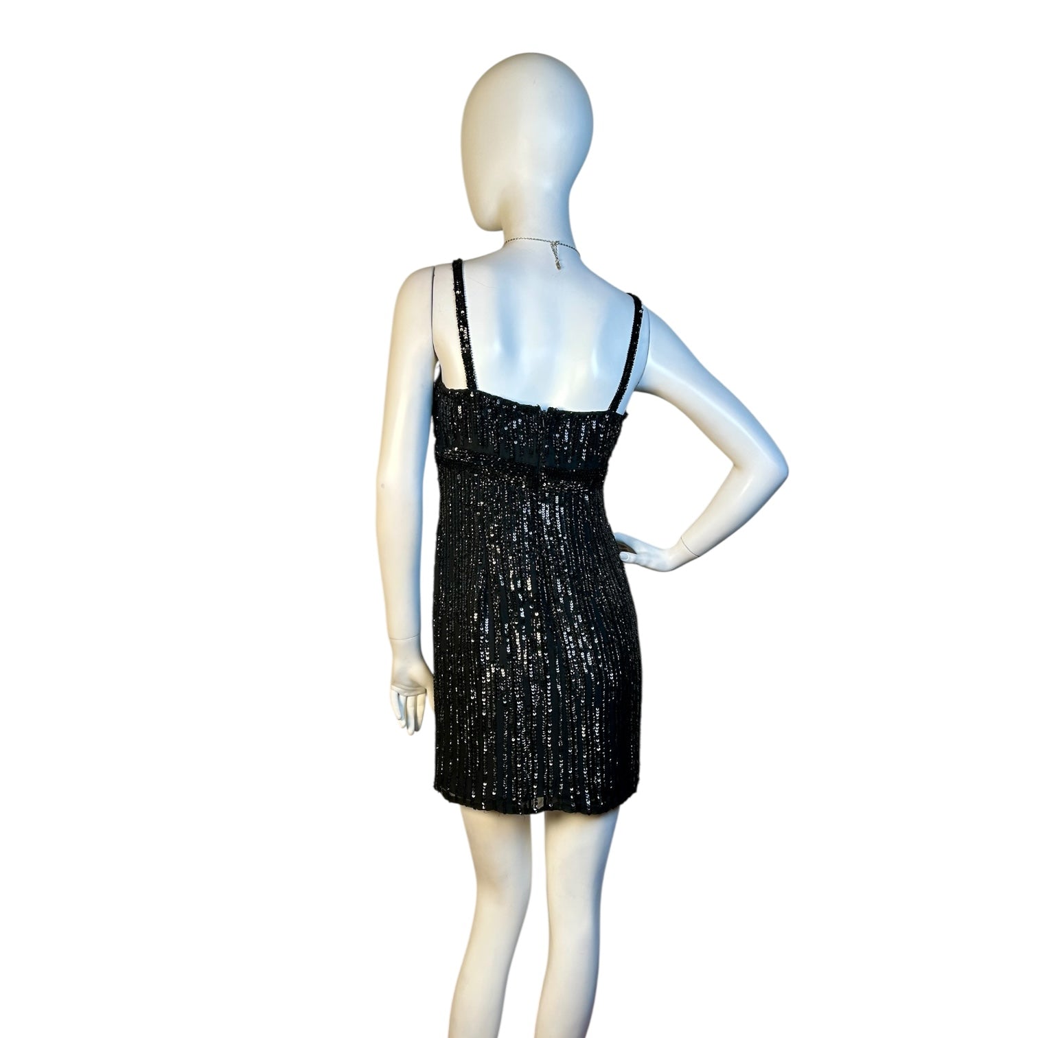 Vestido Corto Negro con Lentejuelas Verticales - Luna Indomita