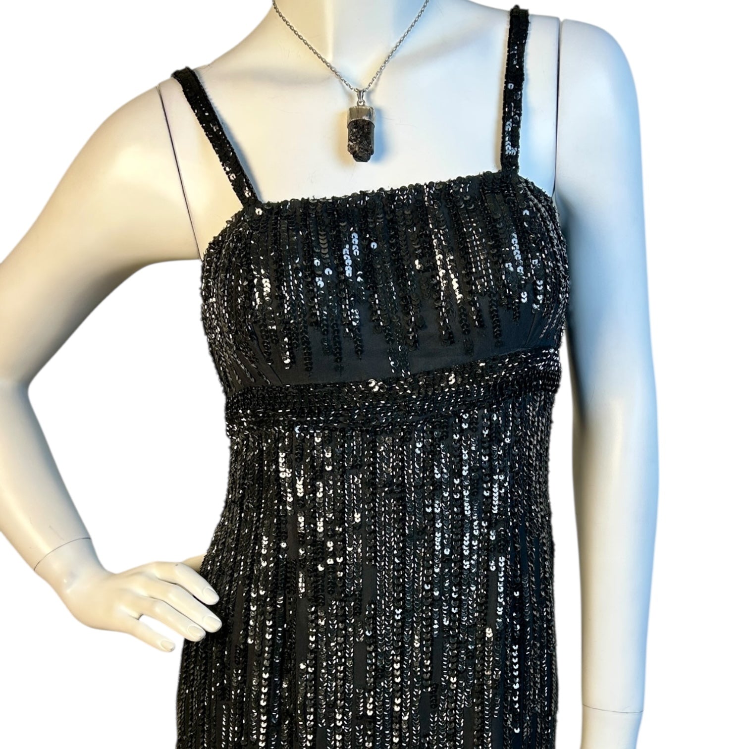 Vestido Corto Negro con Lentejuelas Verticales - Luna Indomita