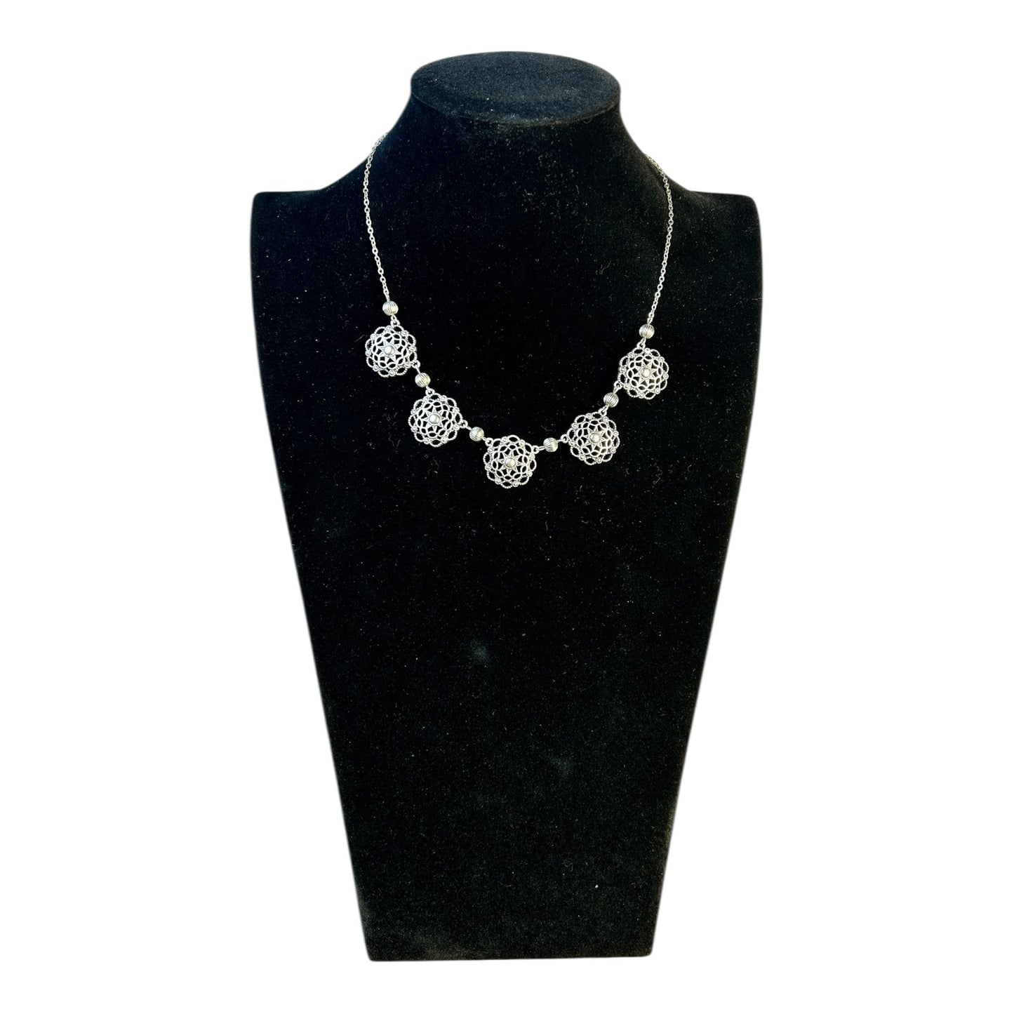 Collar de esferas caladas