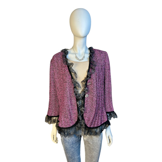 Chaqueta Fucsia con Encaje Negro y Volantes