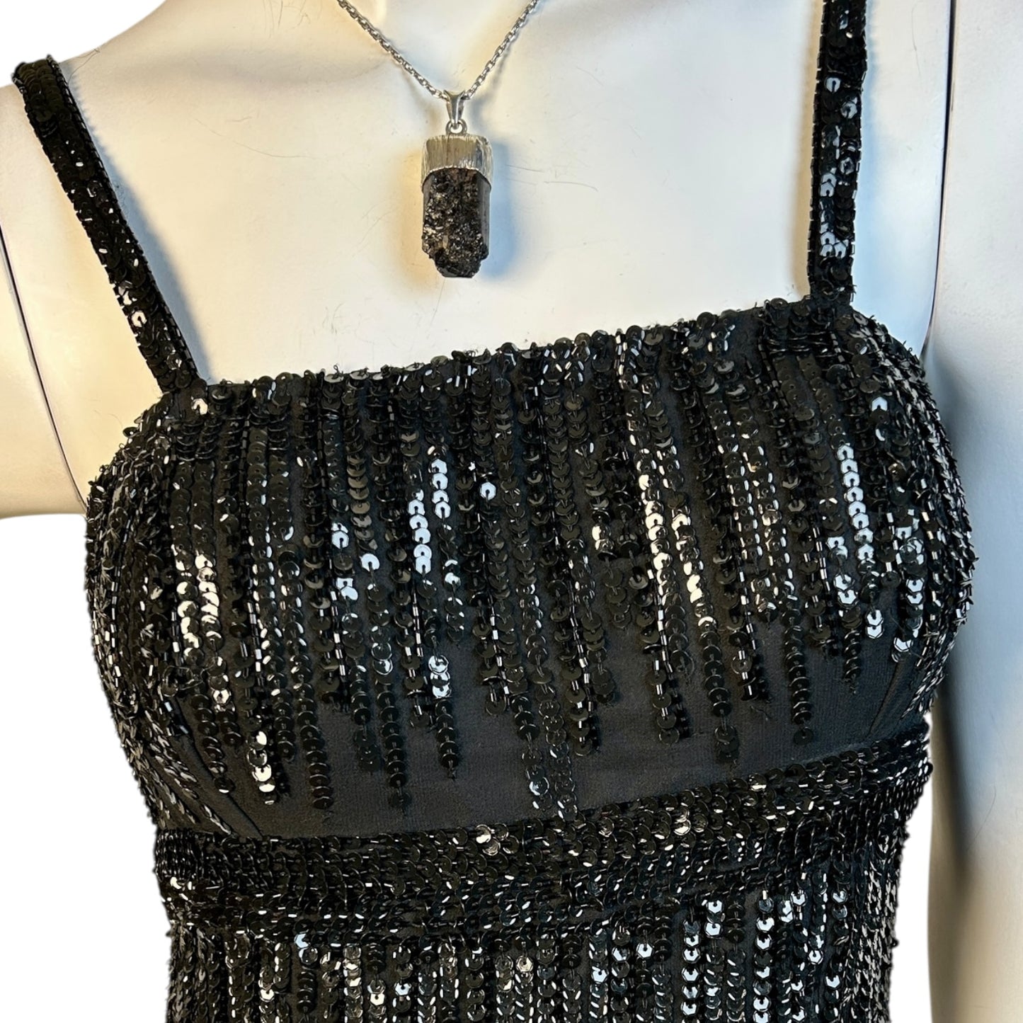 Vestido Corto Negro con Lentejuelas Verticales - Luna Indomita