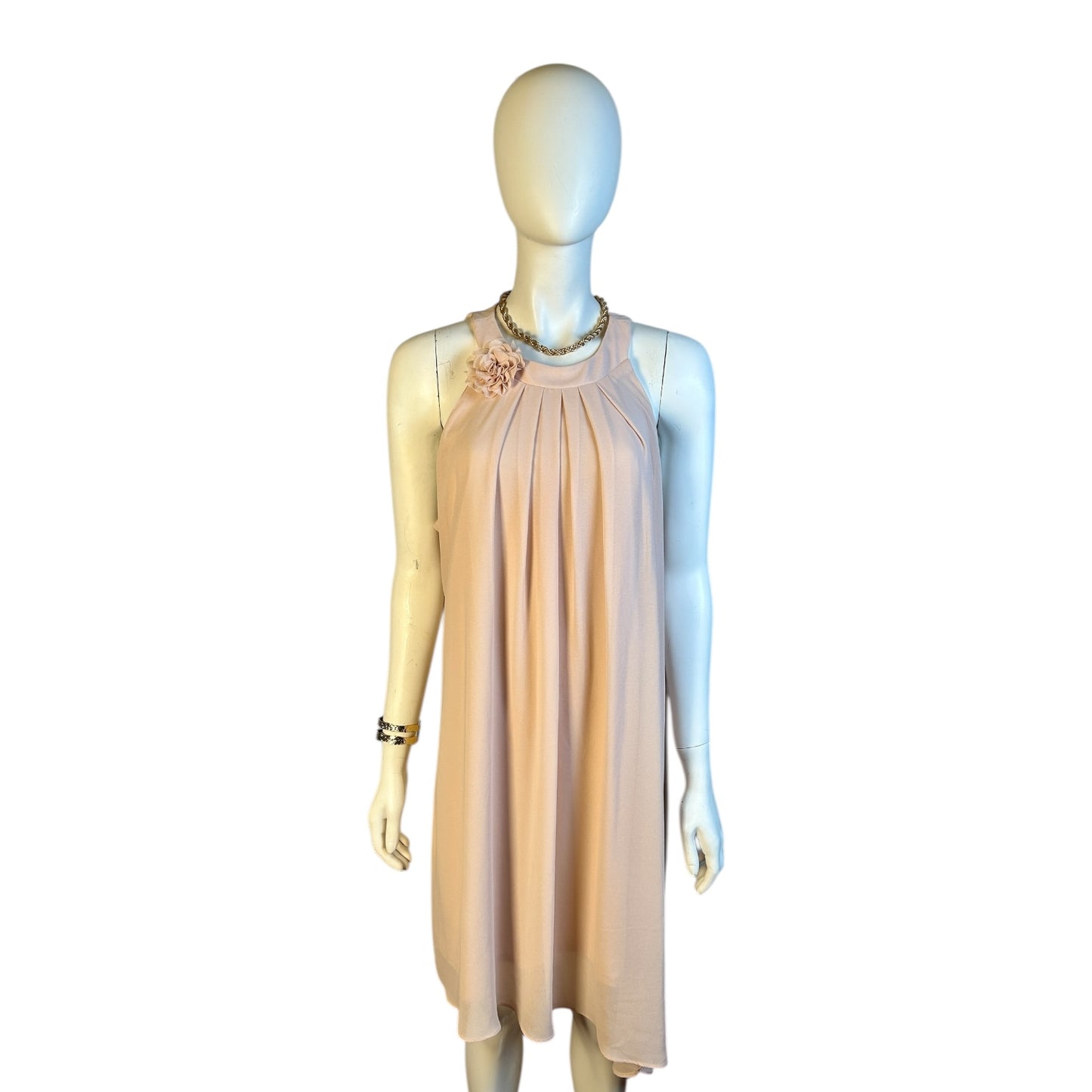 Vestido Rosa Palo con Detalle Floral en el Cuello