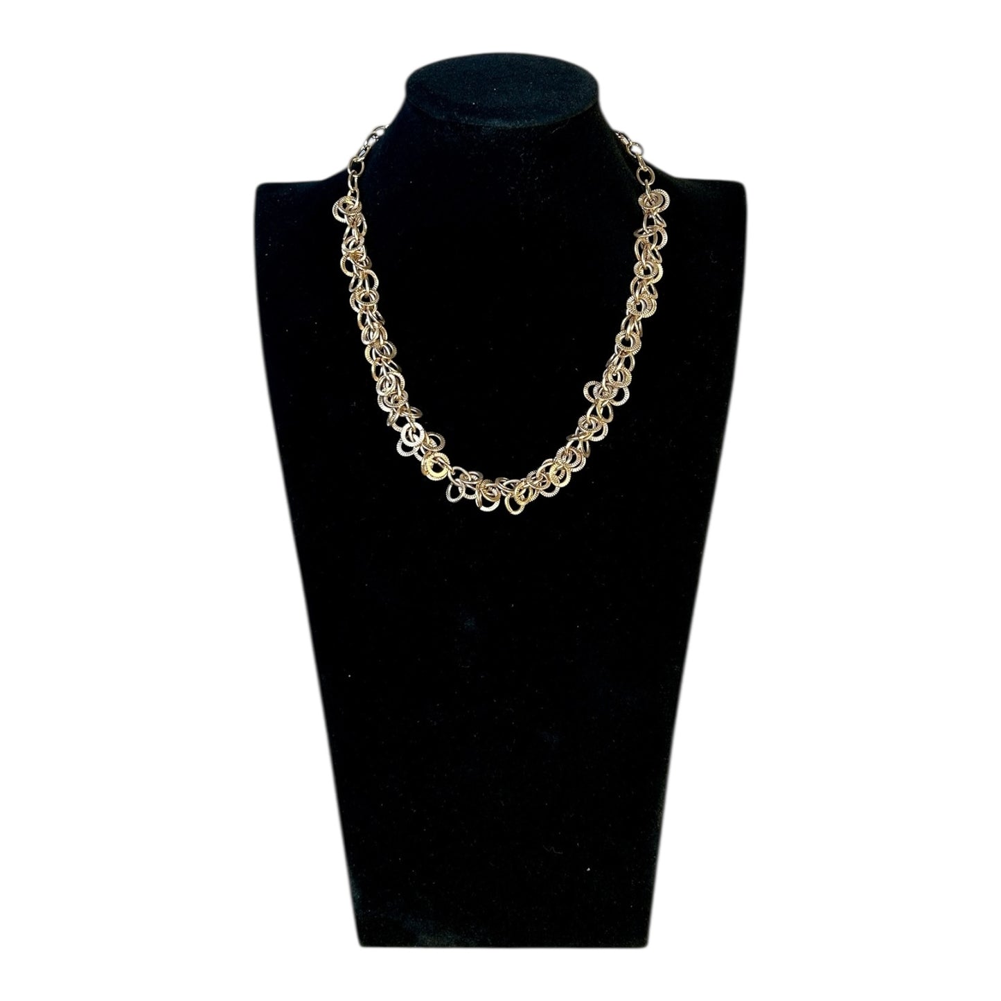 Collar corto de eslabones dorados