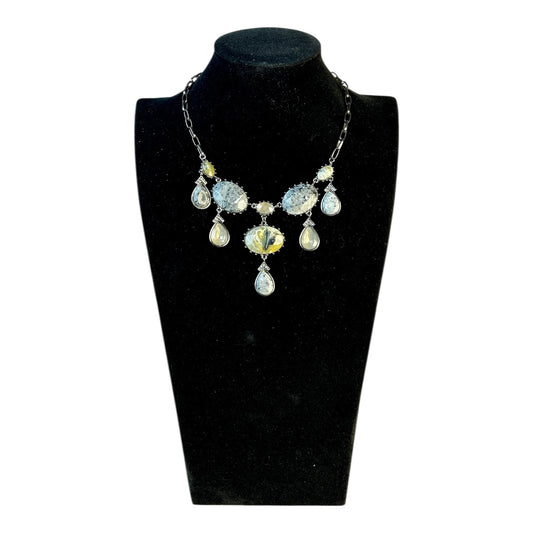 Collar corto con piedras facetadas y colgantes en forma de gota