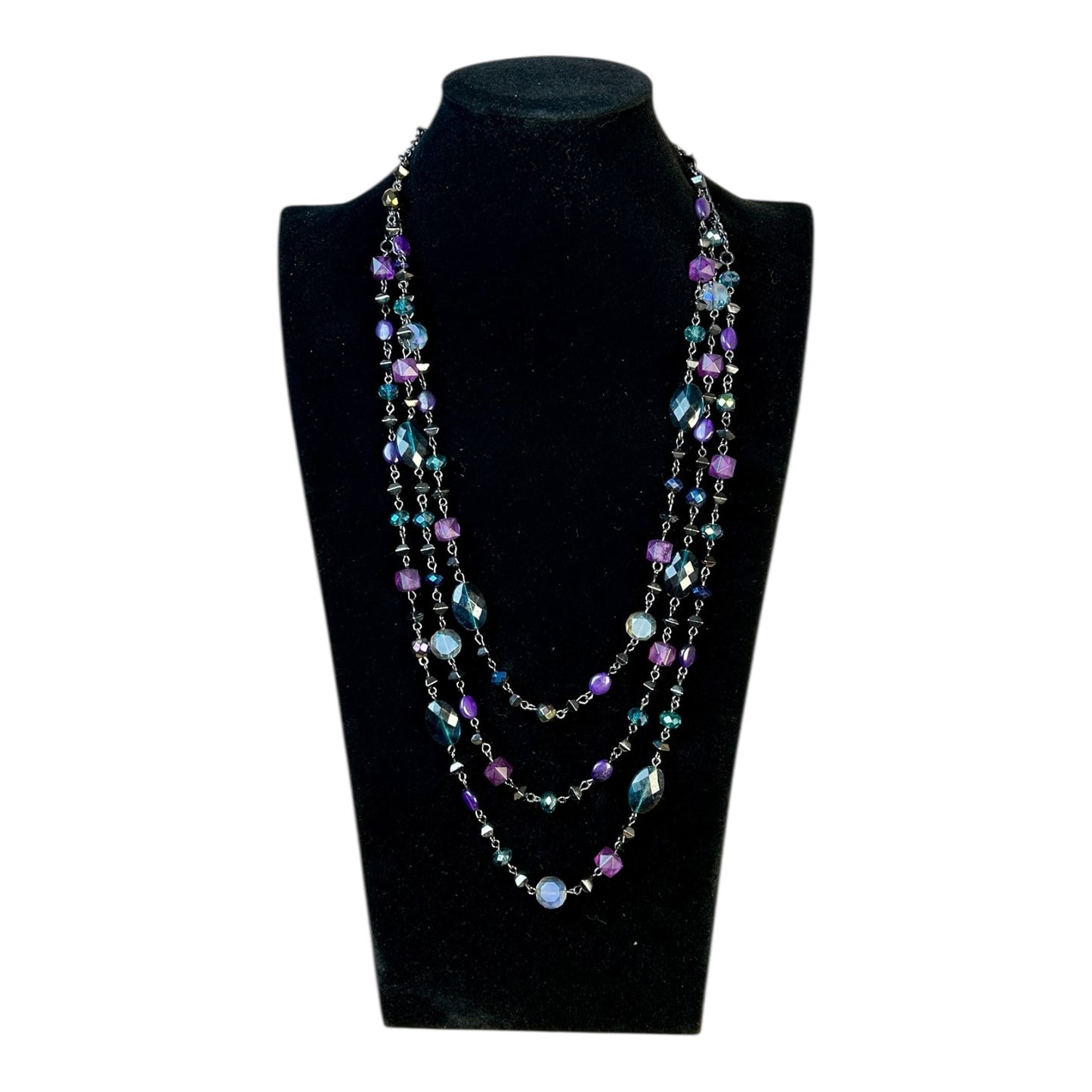 Collar triple con cuentas cristalinas en tonos místicos