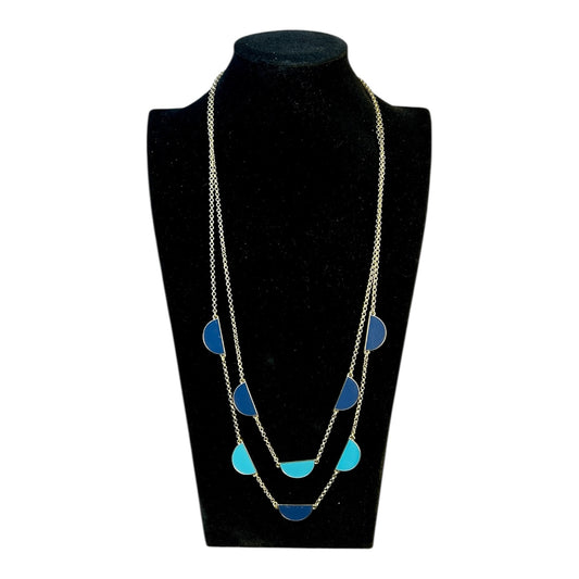 Collar geométrico en tonos azulados