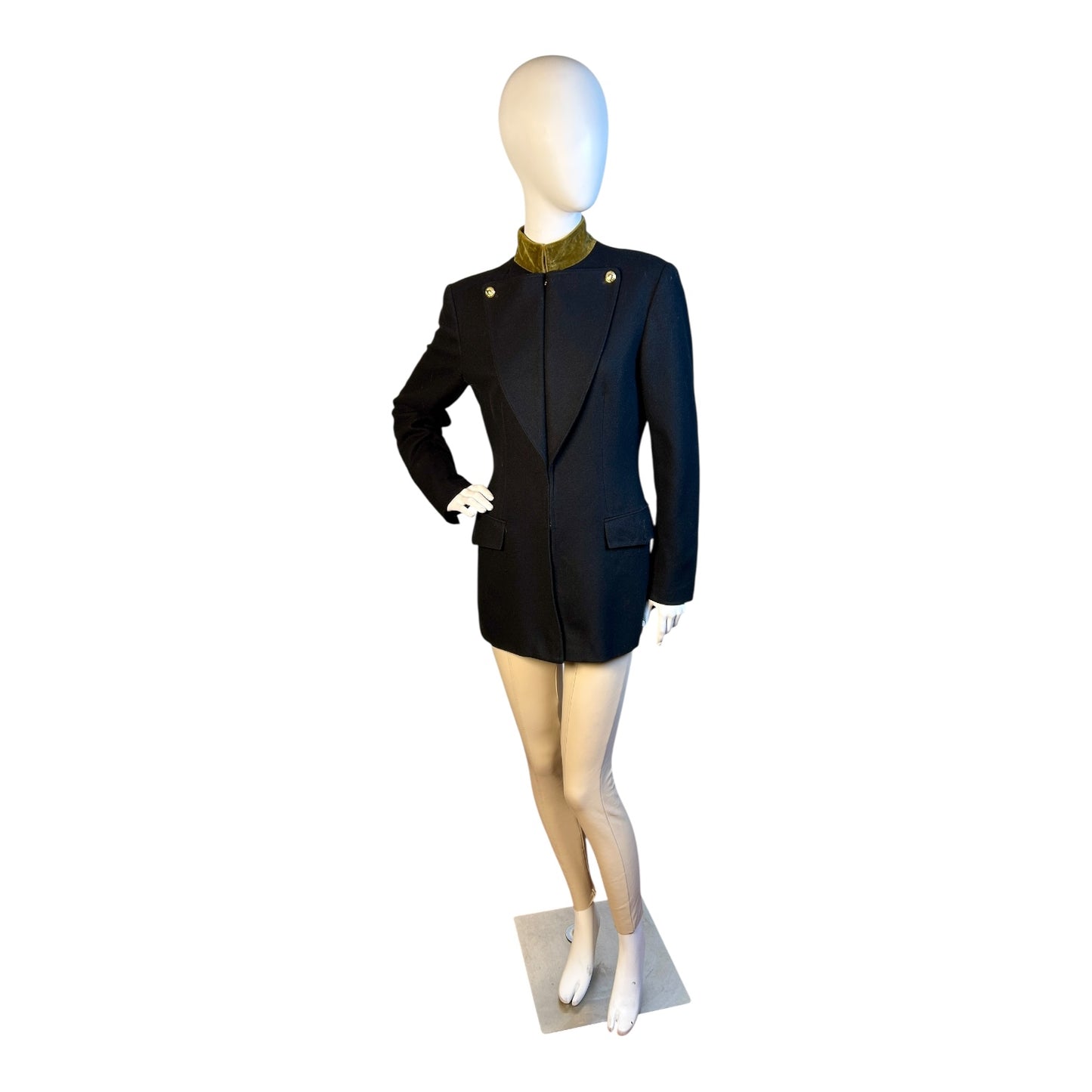 Blazer Negro con Cuello de Terciopelo Verde y Botones Dorados - Luna Indomita