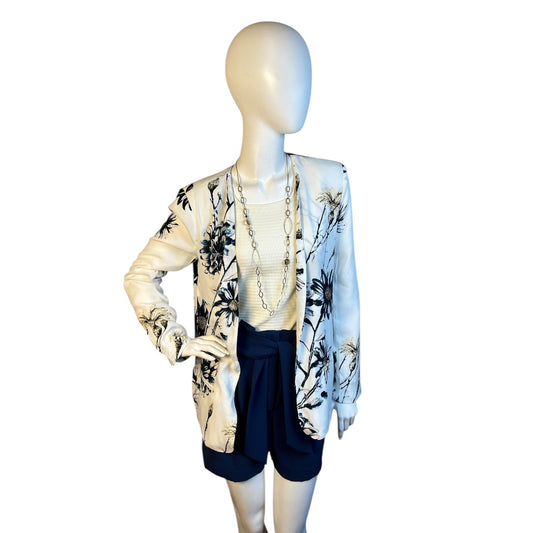 Blazer Estampado Floral en Blanco y Azul Marino