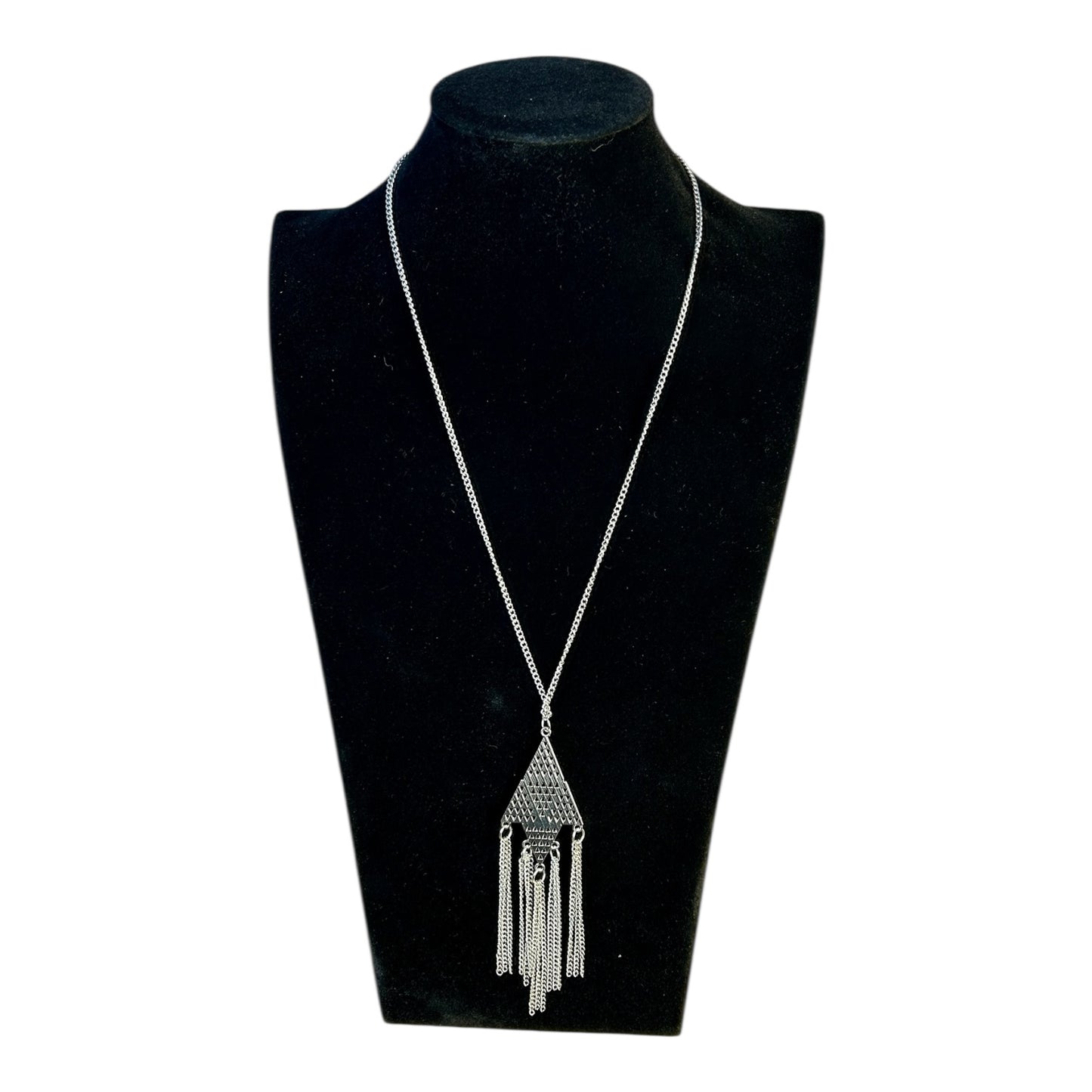 Collar largo con flecos y triángulo calado