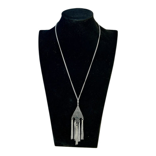 Collar largo con flecos y triángulo calado