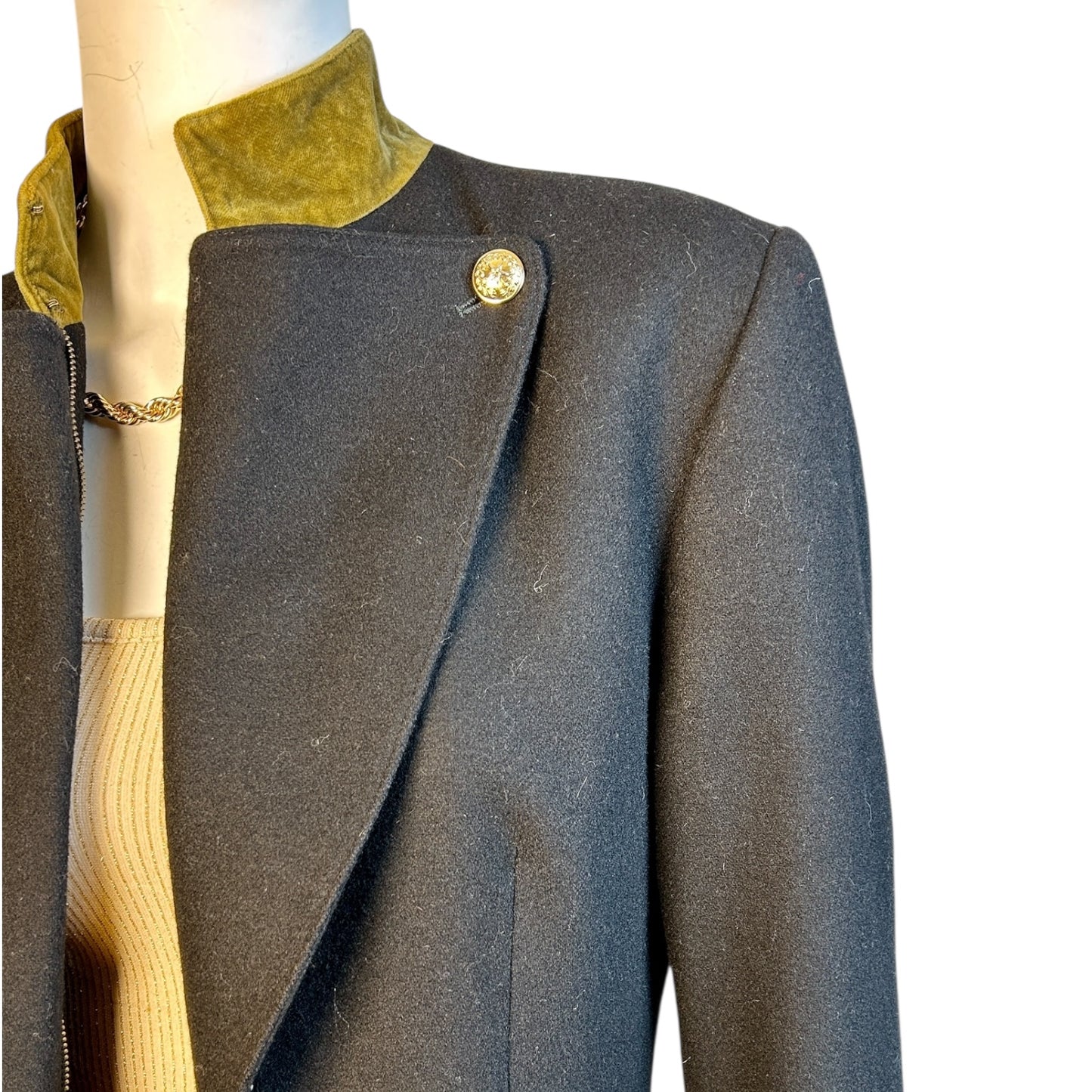 Blazer Negro con Cuello de Terciopelo Verde y Botones Dorados - Luna Indomita