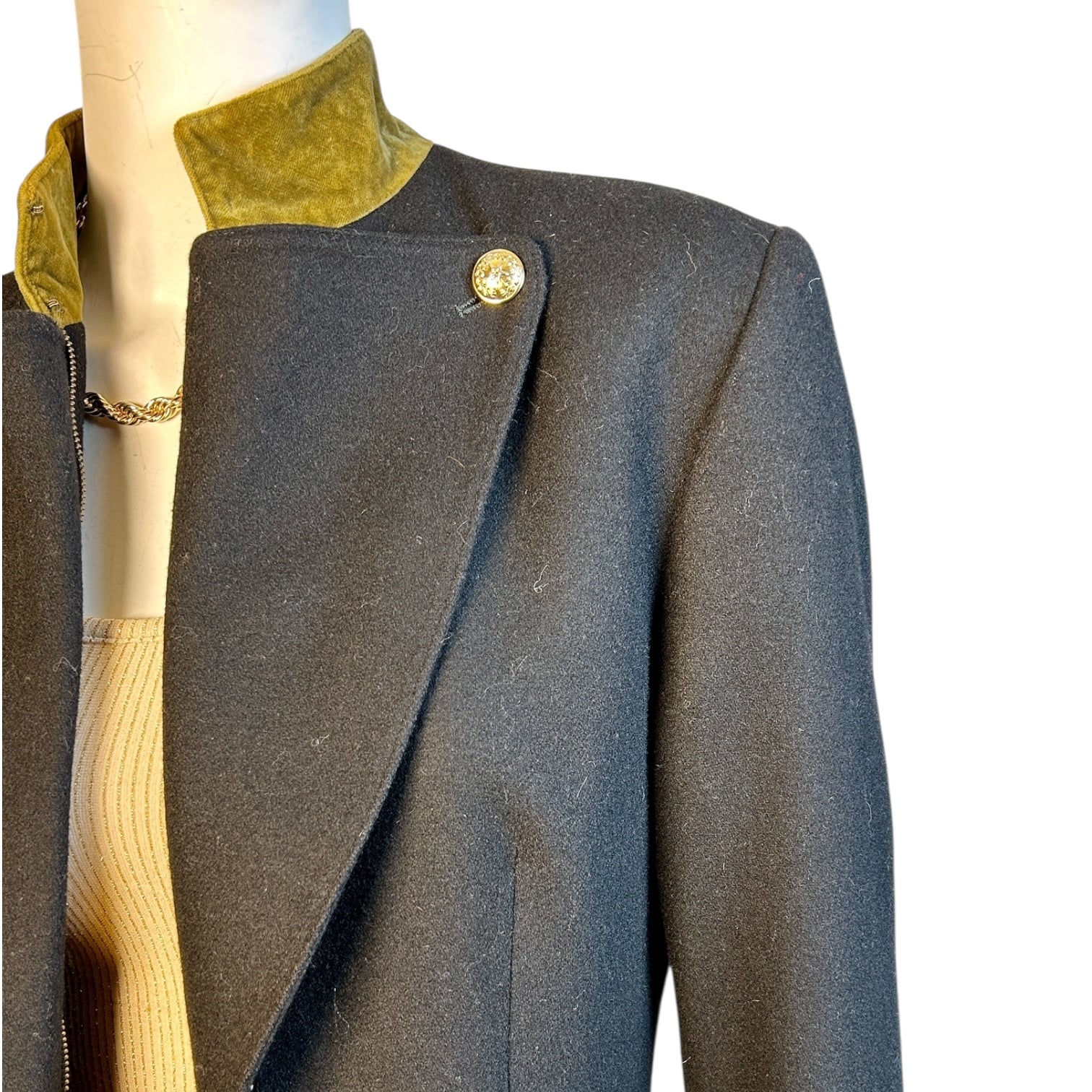 Blazer Negro con Cuello de Terciopelo Verde y Botones Dorados - Luna Indomita