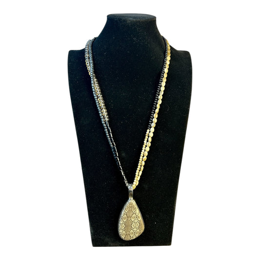 Collar multihilos con colgante tribal