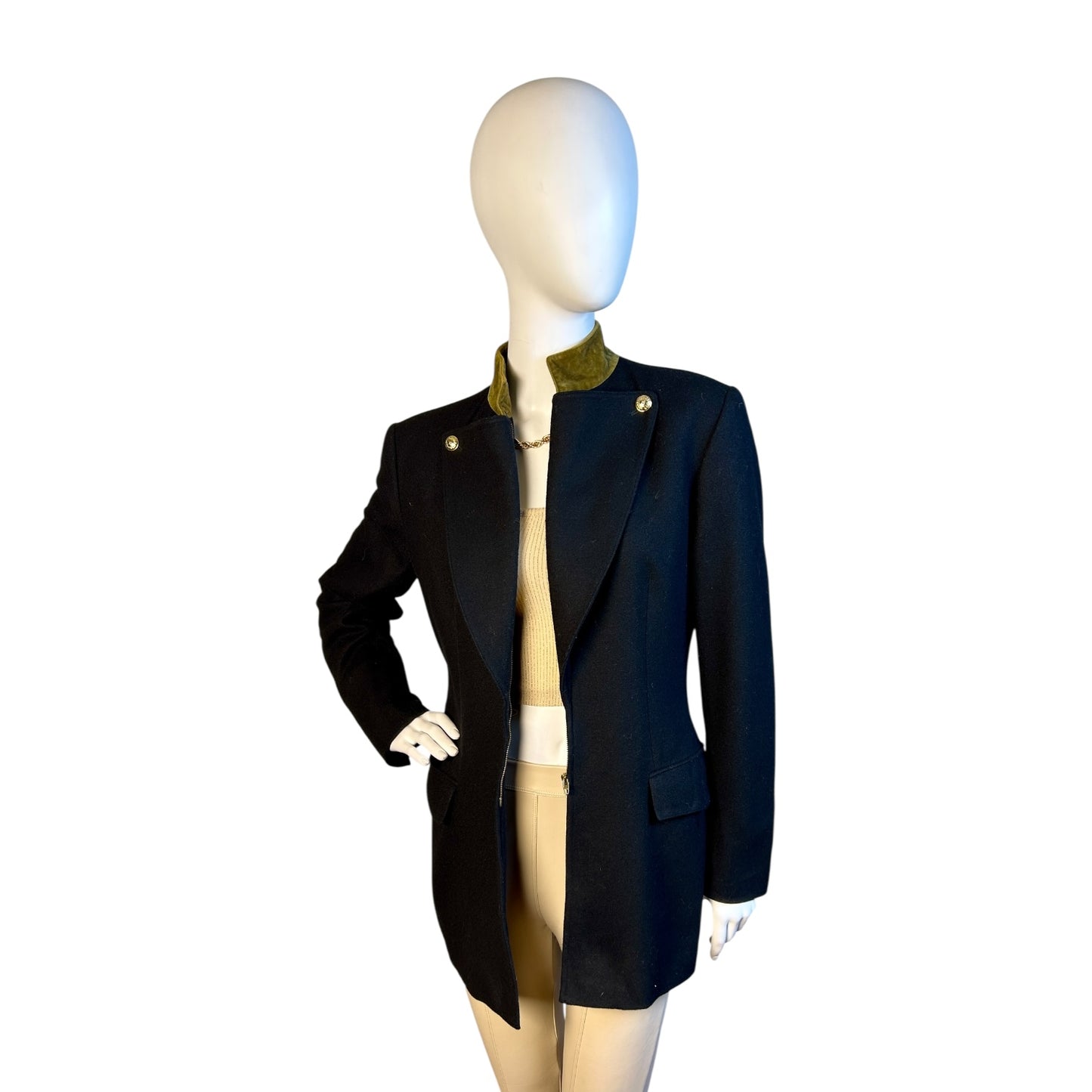 Blazer Negro con Cuello de Terciopelo Verde y Botones Dorados - Luna Indomita