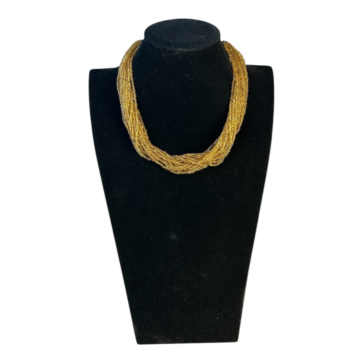 Collar trenzado de cuentas doradas