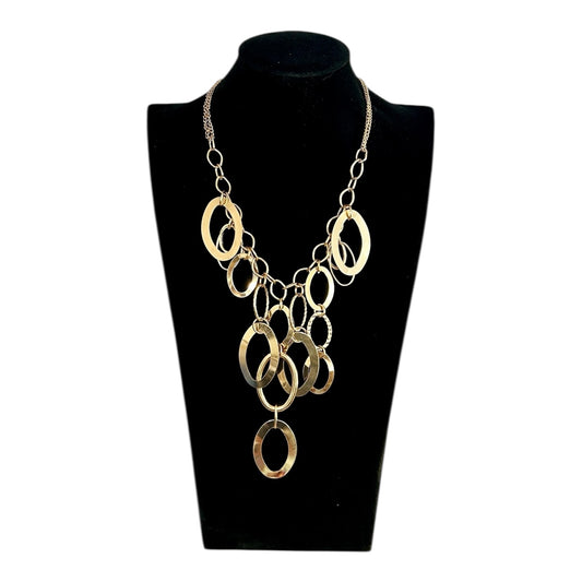 Collar statement de aros metálicos dorados