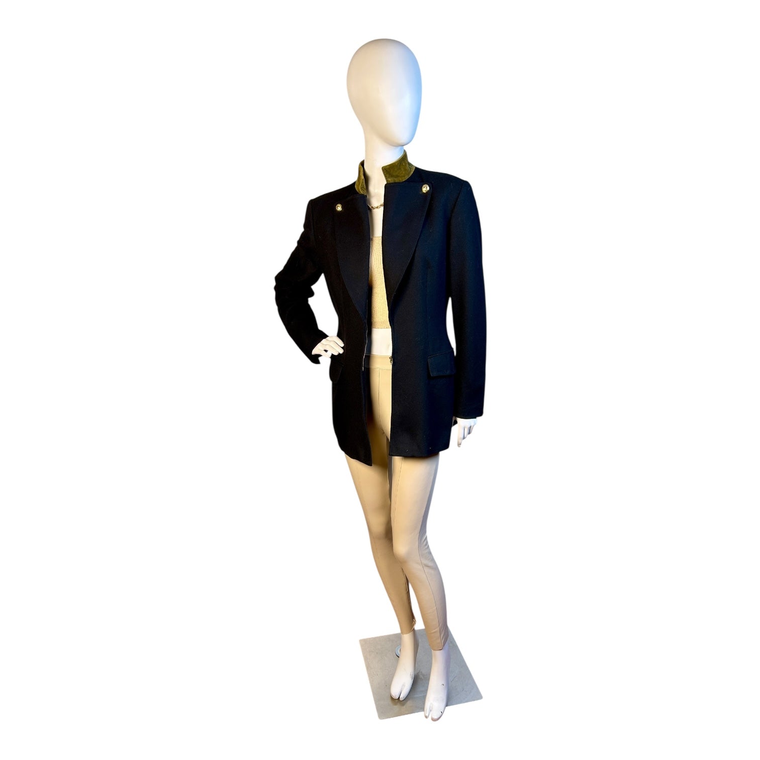 Blazer Negro con Cuello de Terciopelo Verde y Botones Dorados - Luna Indomita