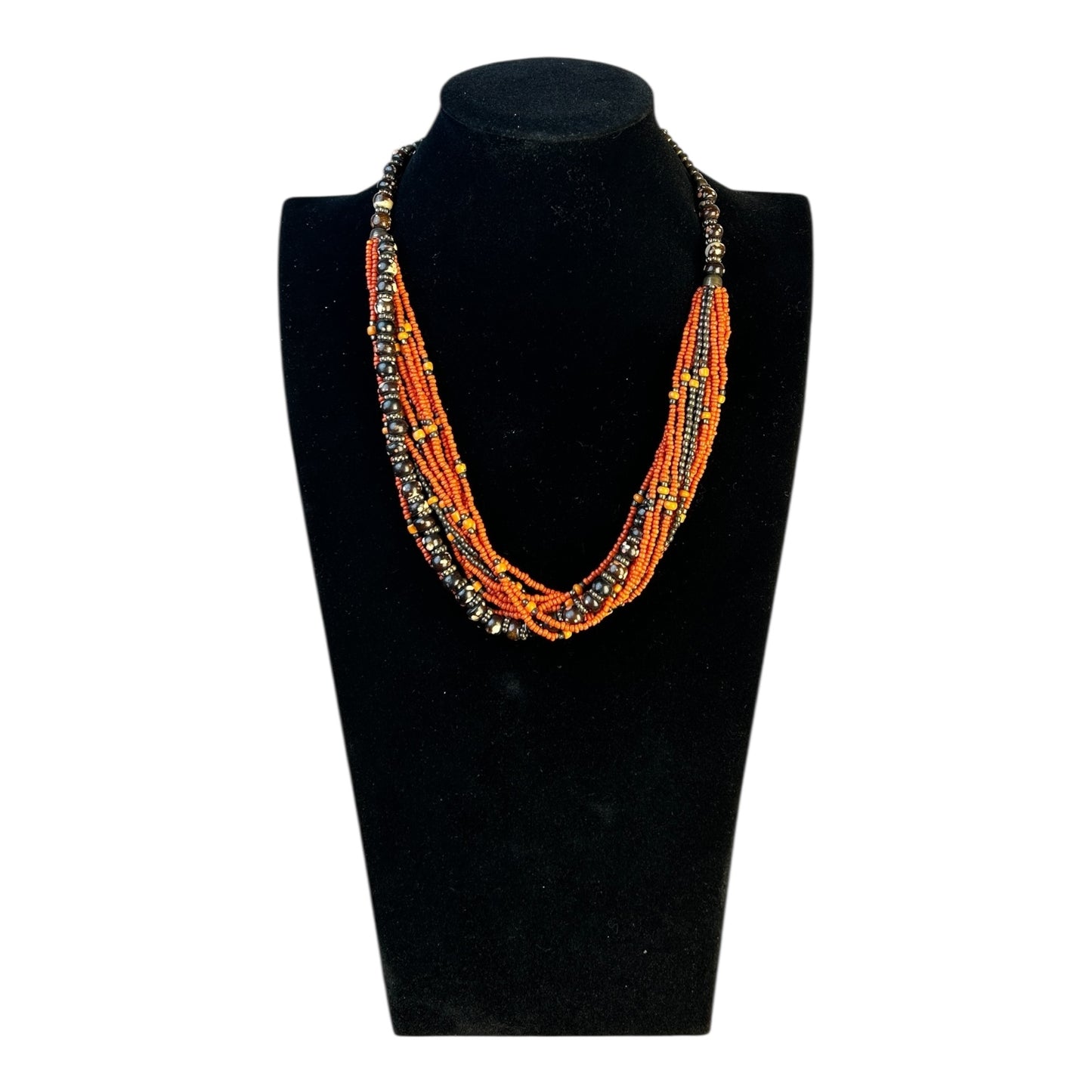 Collar multihilado tribal en tonos naranja y bronce