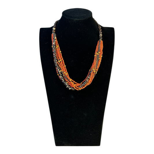 Collar multihilado tribal en tonos naranja y bronce