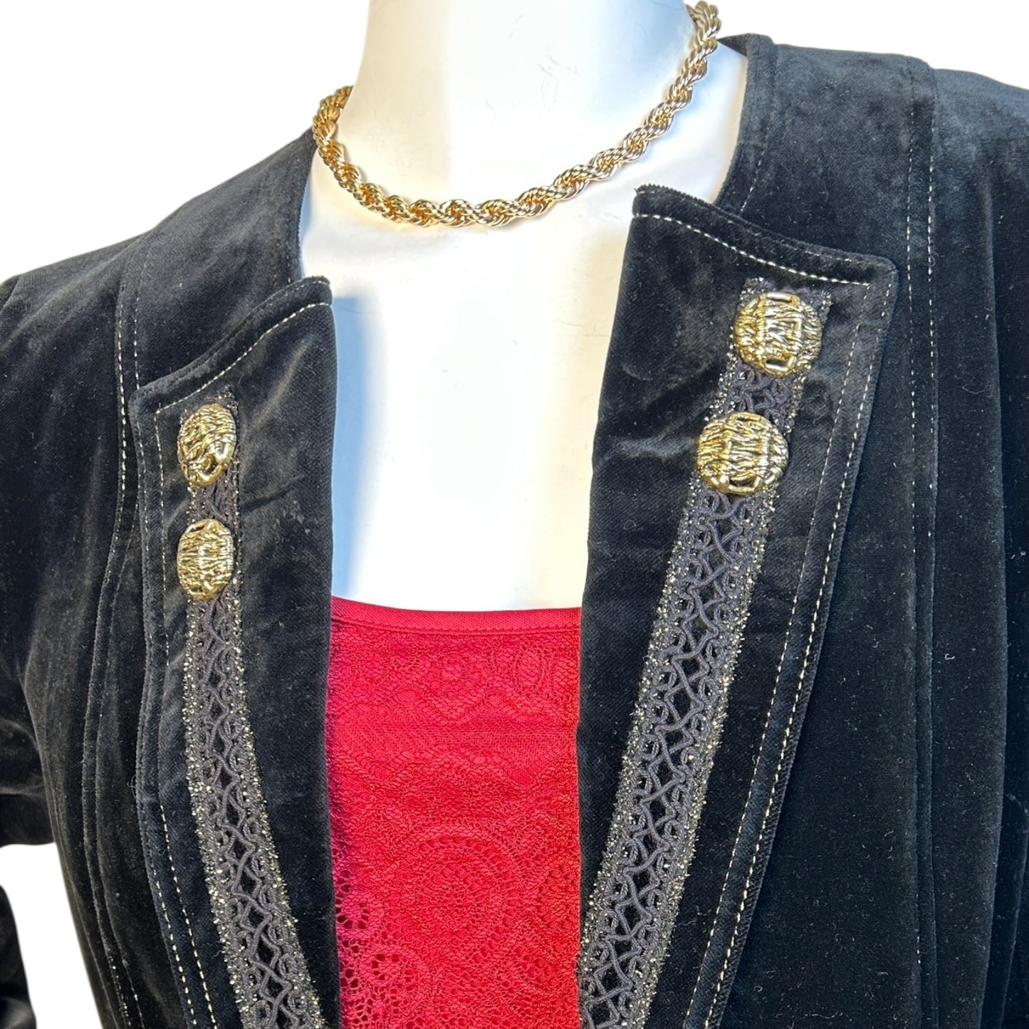 Blazer Corto de Terciopelo Negro con Botones Dorados --> FALTA TALLA#### - Luna Indomita