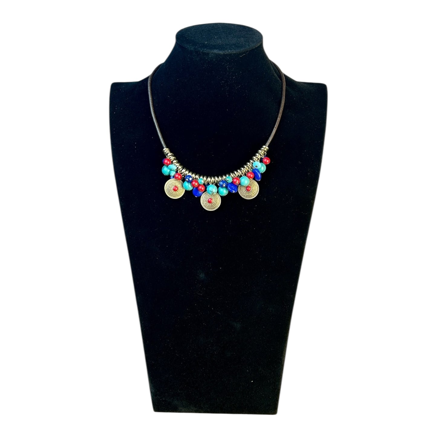 Collar corto con cuentas y dijes bohemios