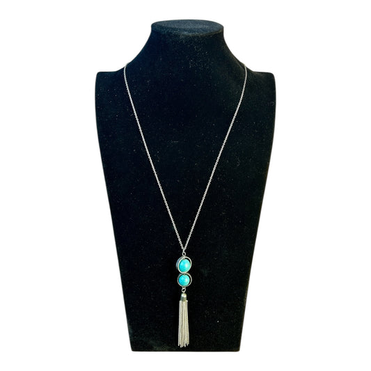 Collar largo con doble piedra y borla metálica