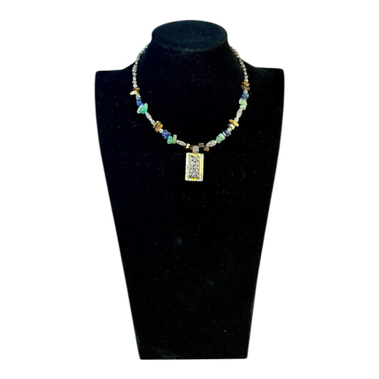 Collar con piedras naturales y dije étnico