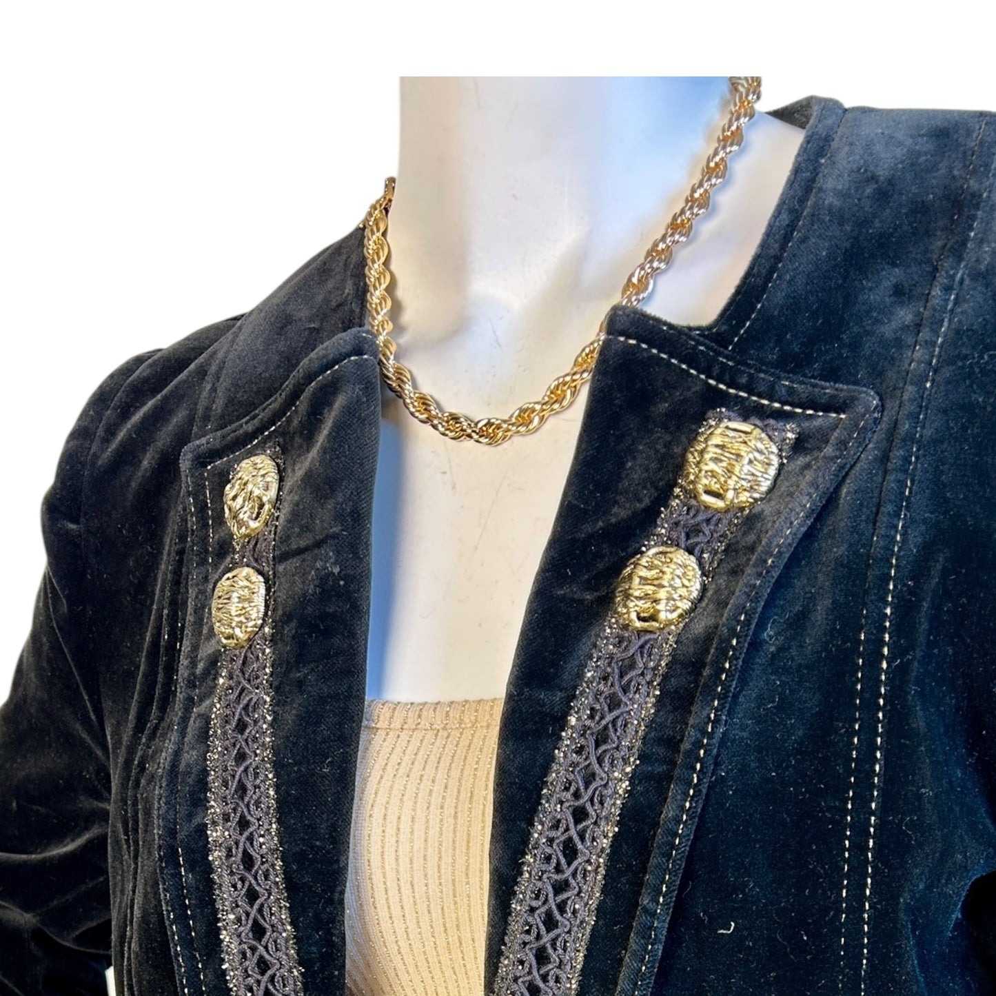 Blazer Corto de Terciopelo Negro con Botones Dorados --> FALTA TALLA#### - Luna Indomita