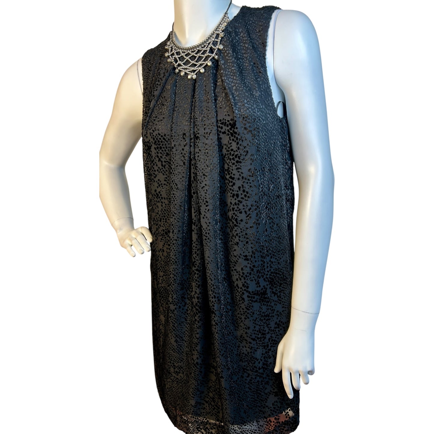 Vestido Corto Negro con Textura Aterciopelada - Luna Indomita