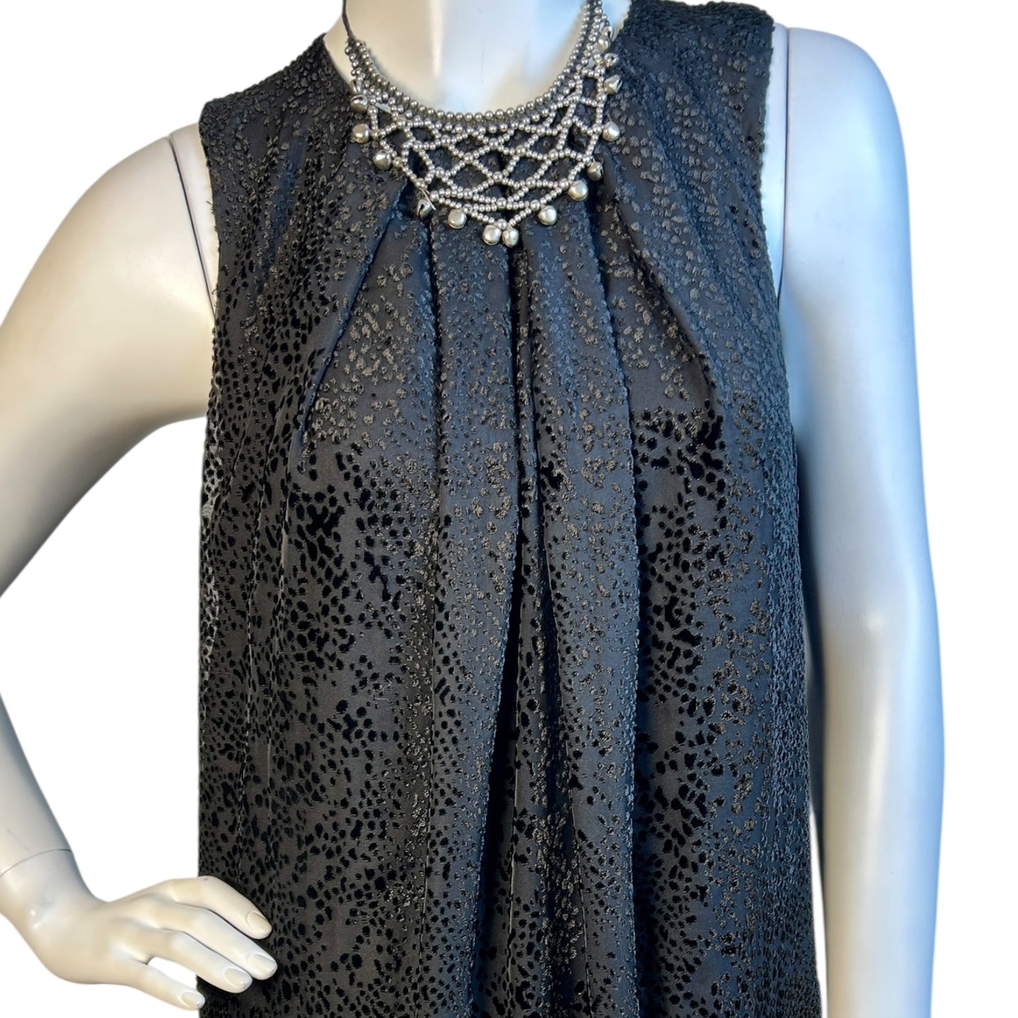 Vestido Corto Negro con Textura Aterciopelada - Luna Indomita