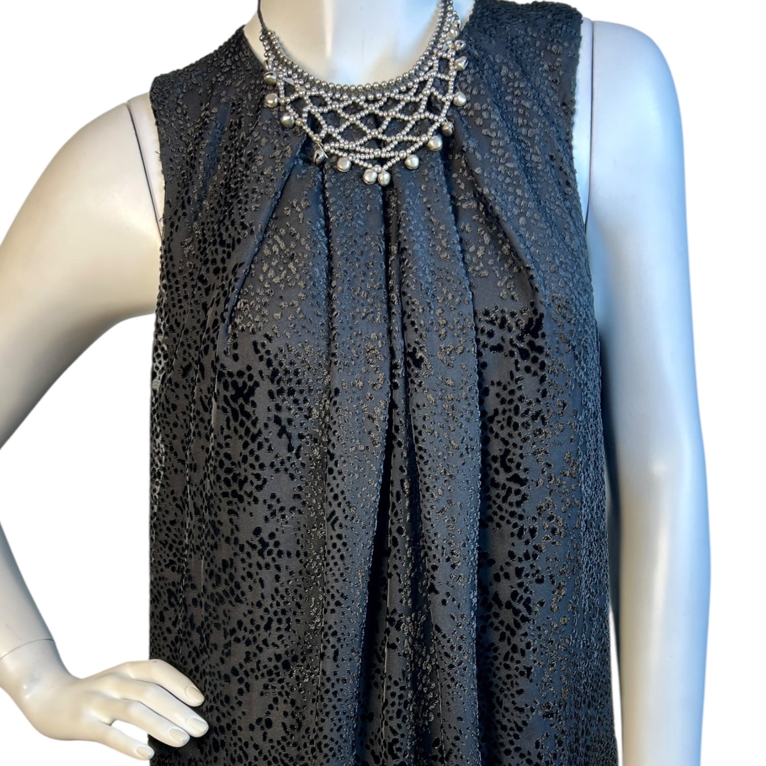 Vestido Corto Negro con Textura Aterciopelada - Luna Indomita