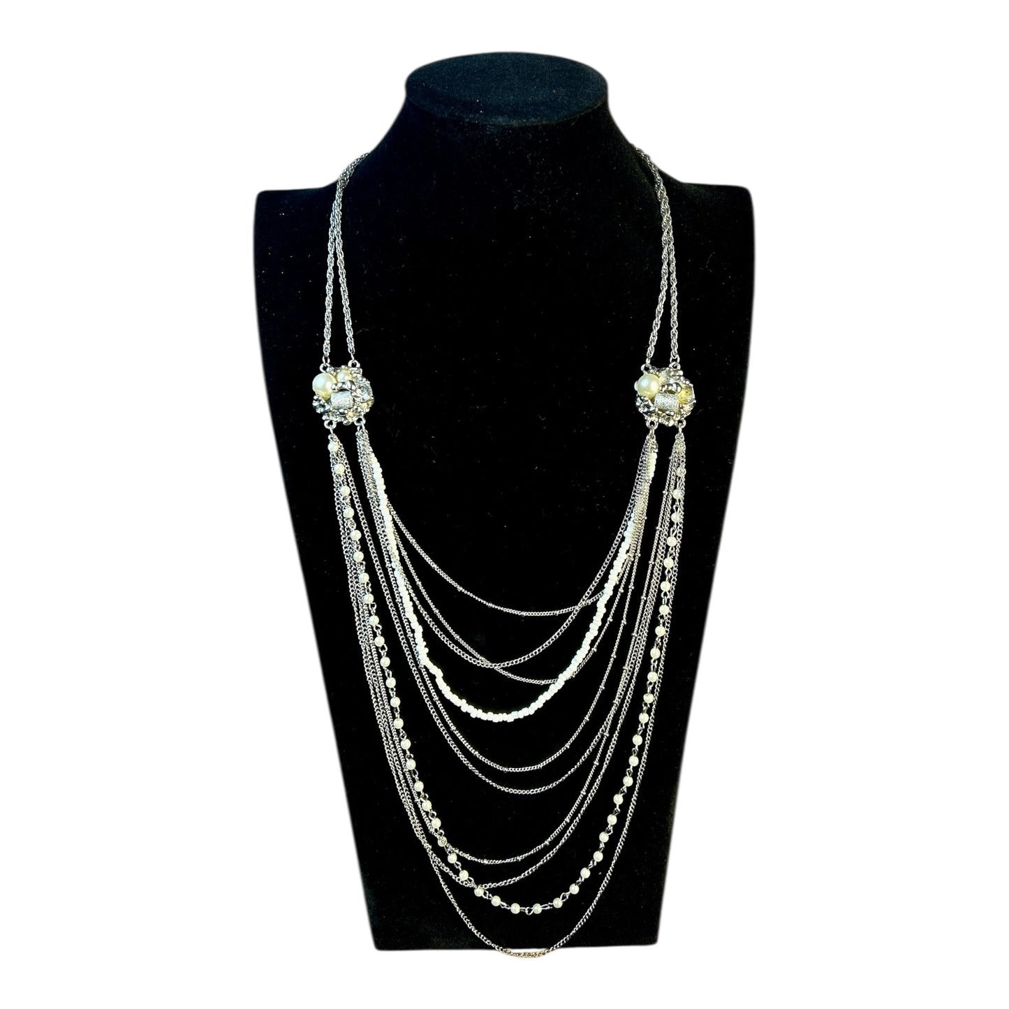 Collar largo en capas con perlas y cadenas plateadas
