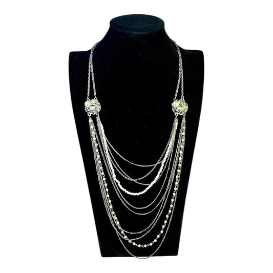 Collar largo en capas con perlas y cadenas plateadas