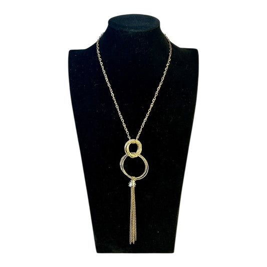 Collar largo con doble aro y borla metálica