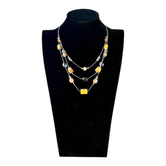 Collar multicapas en tonos miel y caramelo