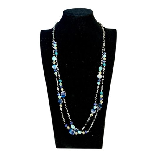 Collar largo con cuentas azules y metálicas