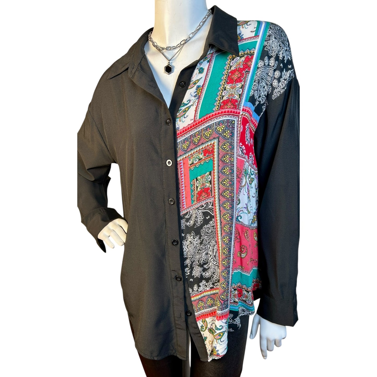 Blusa Negra con Panel Estampado Multicolor - Luna Indomita