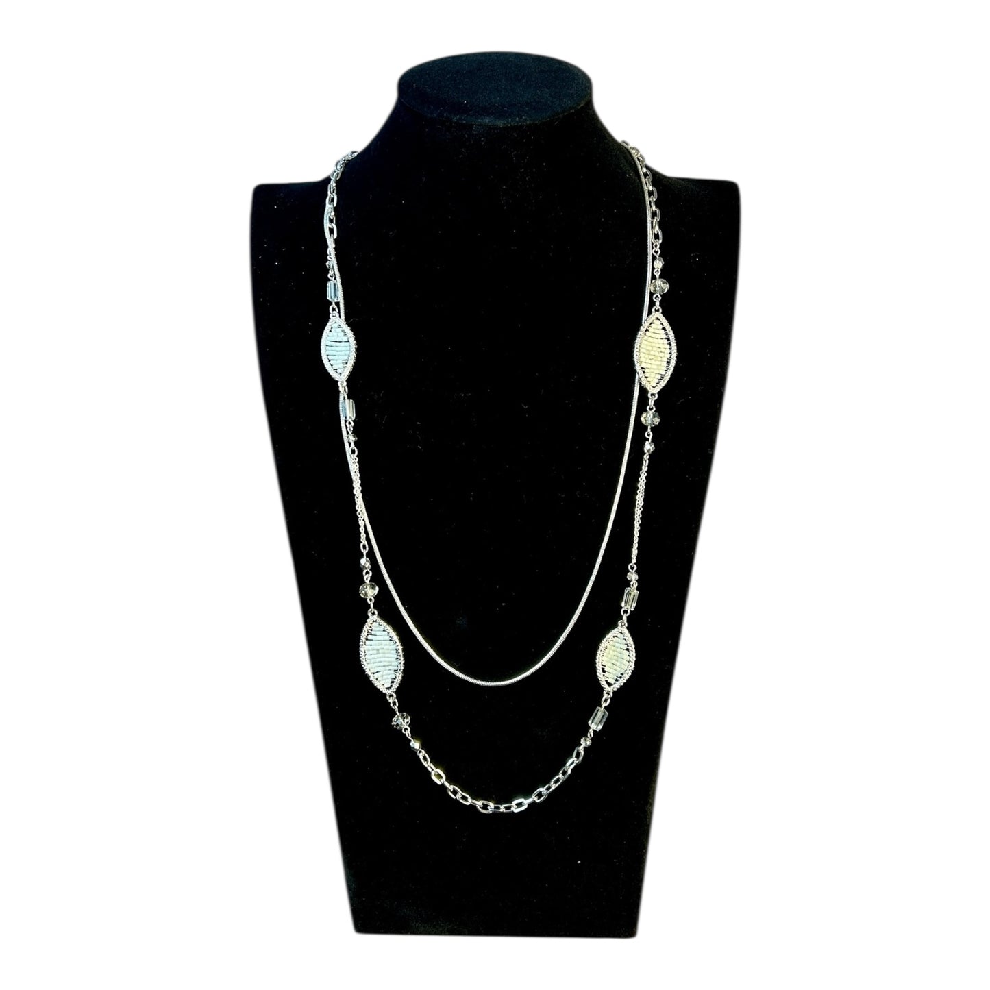 Collar largo con hojas metálicas tornasoladas