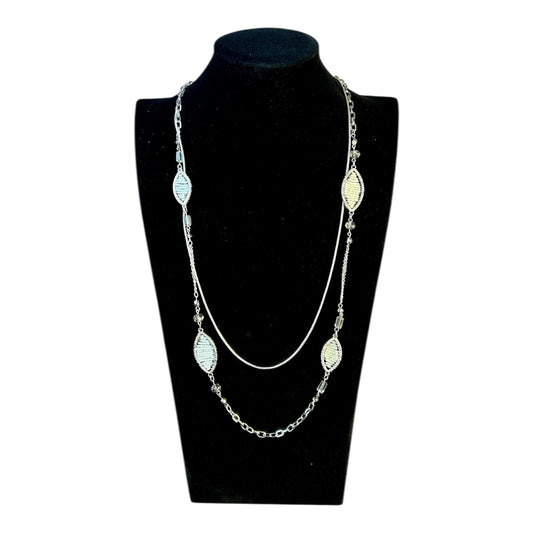 Collar largo con hojas metálicas tornasoladas