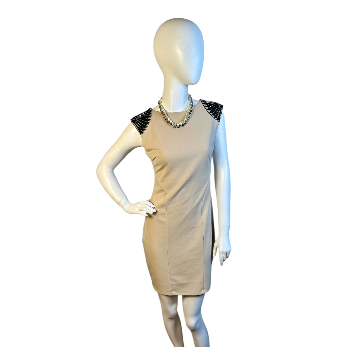 Vestido Recto Beige con Detalle en Hombros